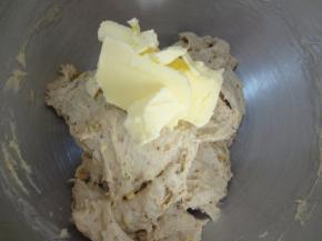 加入软化好的黄油