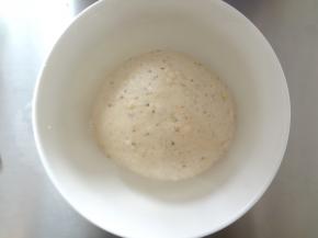 整理成光滑的面团放入碗中盖上保鲜膜开始一发，26度发酵大概一个小时