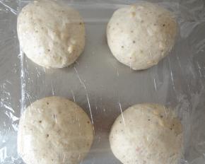 轻微排气后分割成4等份，盖上保鲜膜松弛20分钟