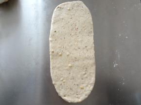 松弛好的面团擀成牛舌状