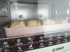 发酵完成后放入预热好的烤箱180度25分钟