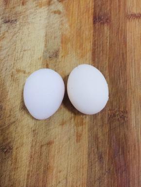 准备两个鸡蛋提前一天放在冰箱冷冻室冷冻。