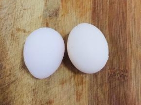 准备两个鸡蛋提前一天放在冰箱冷冻室冷冻。