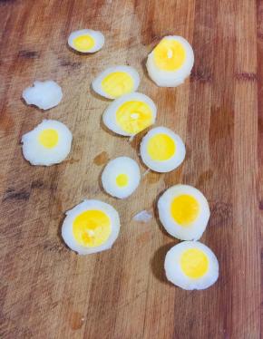 用刀把鸡蛋切成厚薄均匀的片备用。