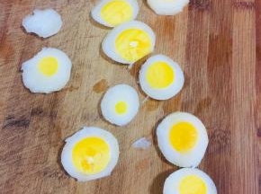 用刀把鸡蛋切成厚薄均匀的片备用。