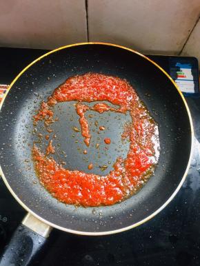 锅烧热倒入少许的油，放入1汤匙番茄酱小火翻炒均匀。