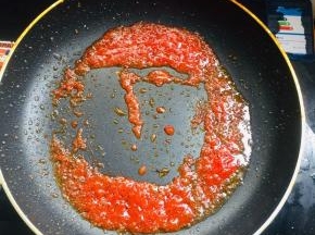 锅烧热倒入少许的油，放入1汤匙番茄酱小火翻炒均匀。