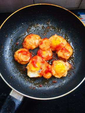 放入煎好的鸡蛋翻炒均匀，使每个鸡蛋都均匀的裹满番茄酱。