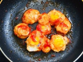 放入煎好的鸡蛋翻炒均匀，使每个鸡蛋都均匀的裹满番茄酱。