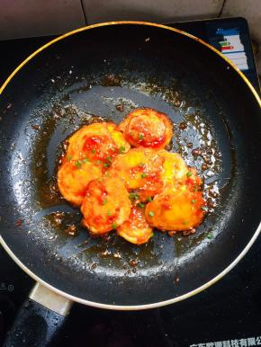 起锅前加入适量的葱花即可。一道酸酸甜甜，营养又健康的煎鸡蛋就做好啦！