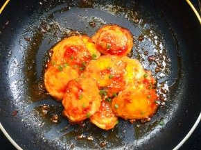 起锅前加入适量的葱花即可。一道酸酸甜甜，营养又健康的煎鸡蛋就做好啦！