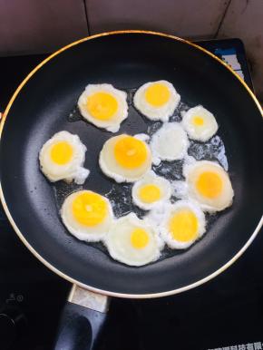 起锅烧油，油热放入切好的鸡蛋，中小火慢慢的煎制。