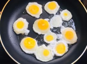 起锅烧油，油热放入切好的鸡蛋，中小火慢慢的煎制。