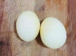 把冷冻好的鸡蛋拿出来，剥掉外面的蛋壳。