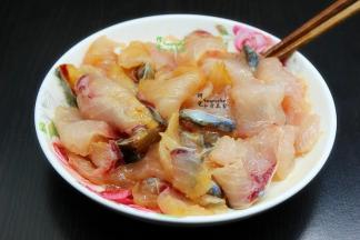 鱼片去骨，切薄片，放胡椒粉、油、盐、生抽、生粉、一小勺蛋清、一点醋拌均腌制，其中白醋、胡椒粉、可以去腥。