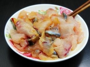 鱼片去骨，切薄片，放胡椒粉、油、盐、生抽、生粉、一小勺蛋清、一点醋拌均腌制，其中白醋、胡椒粉、可以去腥。