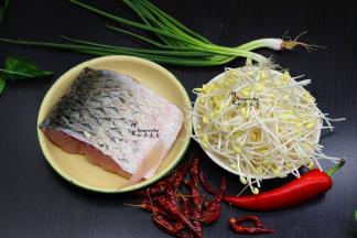 准备食材：皖鱼、黄豆芽、香葱、干辣椒、红辣椒、胡椒粉、白醋、生抽、辣椒、盐、油、生姜、花椒、鸡蛋蛋清、麻油。