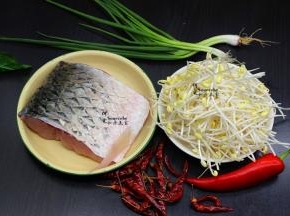 准备食材：皖鱼、黄豆芽、香葱、干辣椒、红辣椒、胡椒粉、白醋、生抽、辣椒、盐、油、生姜、花椒、鸡蛋蛋清、麻油。