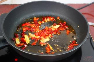 干辣椒、留3个不要切碎，其他洗净切碎，新鲜辣椒、生姜分别洗净切好。热锅倒油，把辣椒、花椒、生姜煸炒出香味，再倒入麻油炒香。其中三分之一出锅，剩下的煸炒鱼骨。