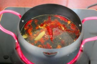 高汤煮沸，把炒好辣椒、鱼骨放入高汤，中小火熬煮出辣椒的香、麻、辣等味出来。