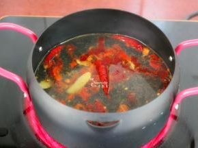 高汤煮沸，把炒好辣椒、鱼骨放入高汤，中小火熬煮出辣椒的香、麻、辣等味出来。