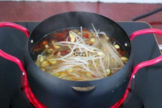 豆芽洗净，去根本，放入熬好的麻辣高汤锅里。其中豆芽选择黄豆芽会比较好吃。