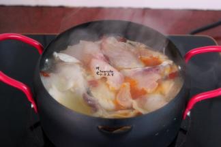 大火再次煮沸之后，把腌制好的鱼片一片一片夹入锅里，鱼片入锅即熟，要大火鱼肉才鲜美好吃，鱼片不能结团，这样难熟且不鲜美。