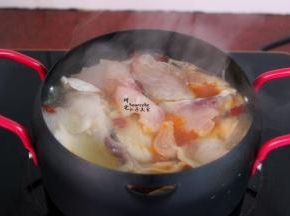 大火再次煮沸之后，把腌制好的鱼片一片一片夹入锅里，鱼片入锅即熟，要大火鱼肉才鲜美好吃，鱼片不能结团，这样难熟且不鲜美。