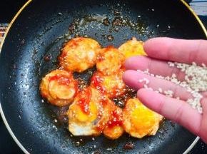 撒入少许的白芝麻翻炒均匀。