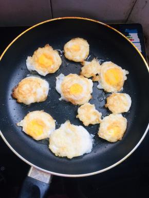 煎制两面金黄色即可。