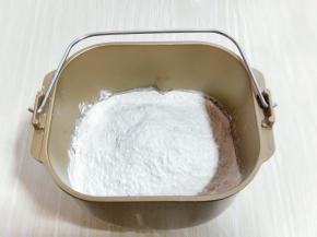 将面粉，牛奶，酵母粉放入面包桶中。