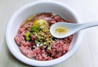 再加入料酒，(适当多加一些，去肉腥)