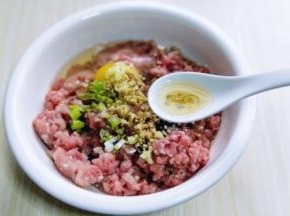 再加入料酒，(适当多加一些，去肉腥)