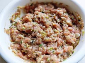 芹菜菜去根，冷水冲洗后焯水，锅中加入适量清水，大火烧开，加入芹菜，2分钟后捞出。捞出后立即过冷水，捞出淋干水份。之后将芹菜切碎。放入肉糜中，搅拌均匀即可！
