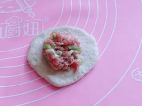 面团发酵好，风格等份的小面团，取一小面团，擀面杖擀圆，加入肉馅！