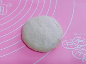 如包包子手法捏紧，收口朝下，轻轻用掌心按压，如图！依次做完！