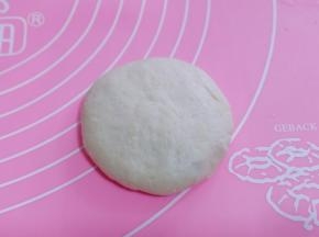 如包包子手法捏紧，收口朝下，轻轻用掌心按压，如图！依次做完！