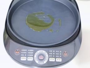 电饼铛预热，烤盘中加入食用油！