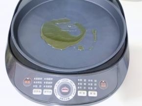 电饼铛预热，烤盘中加入食用油！
