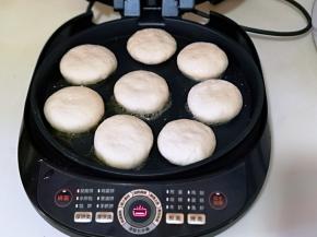 再把包好呢馅饼胚放入电饼铛中，并间隔距离！