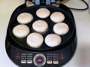 再把包好呢馅饼胚放入电饼铛中，并间隔距离！