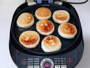 时间到了，打开盖子，哇～金黄的馅饼好了呦～