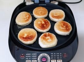 时间到了，打开盖子，哇～金黄的馅饼好了呦～