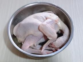 首先将买回来的鸡清洗干净。