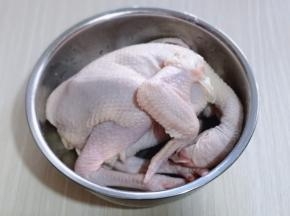 首先将买回来的鸡清洗干净。