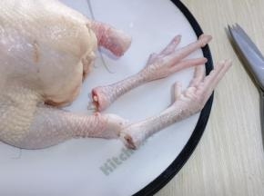 将鸡爪子剪掉！