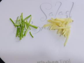 葱姜去皮切丝！放入鸡肚子里！