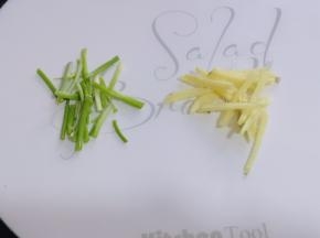 葱姜去皮切丝！放入鸡肚子里！