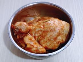 戴上食品手套，按摩均匀！