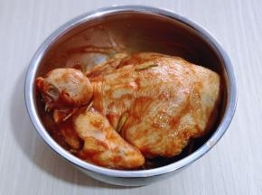 戴上食品手套，按摩均匀！